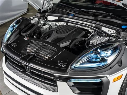 Used 2025 Porsche Macan image 16