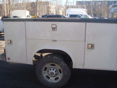 Used 2022 GMC Sierra 2500 Pro w/ Convenience Package image 4