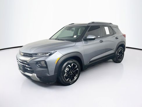 Used 2022 Chevrolet TrailBlazer LT w/ LPO, Blackout Package FWD image 3