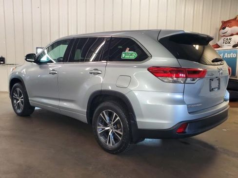 Used 2017 Toyota Highlander LE w/ Carpet Mat Package AWD/4WD image 4