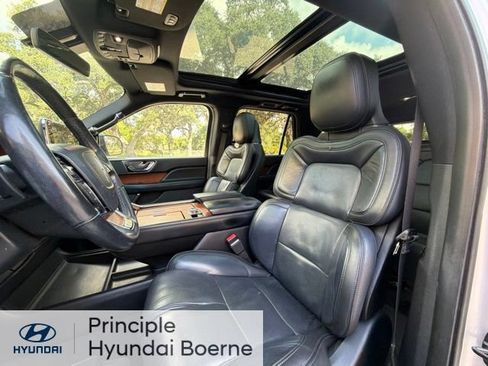Used 2019 Lincoln Navigator Select RWD image 12