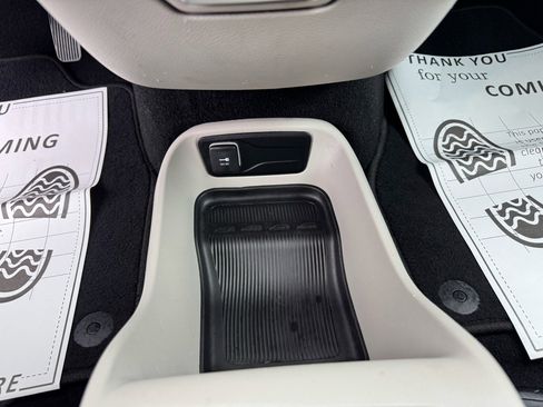 Used 2018 Chrysler Pacifica LX image 38