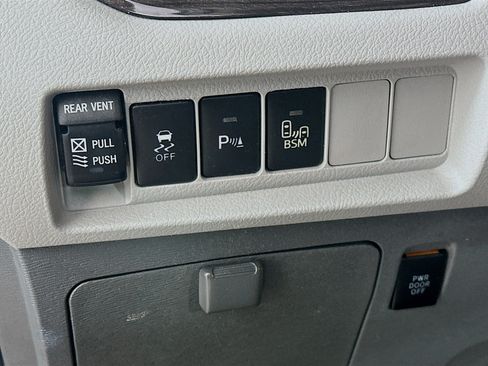 Used 2017 Toyota Sienna XLE Premium FWD image 17