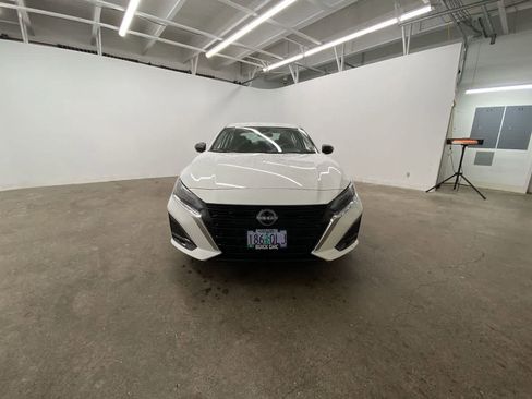 Used 2025 Nissan Altima 2.5 SV FWD image 9