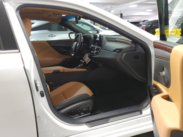Used 2025 Lexus ES 300h w/ Premium Package FWD image 33