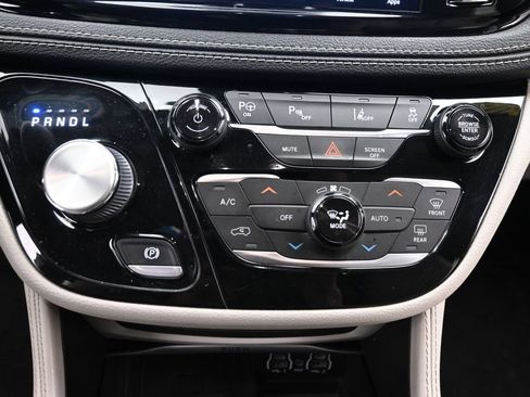 Used 2021 Chrysler Pacifica Limited w/ Premium & Safety Sphere Group FWD image 21