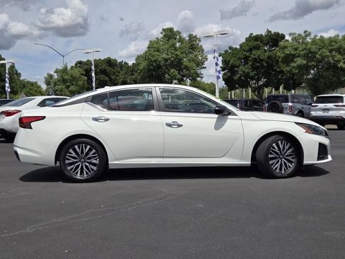 Used 2025 Nissan Altima 2.5 SV FWD image 3