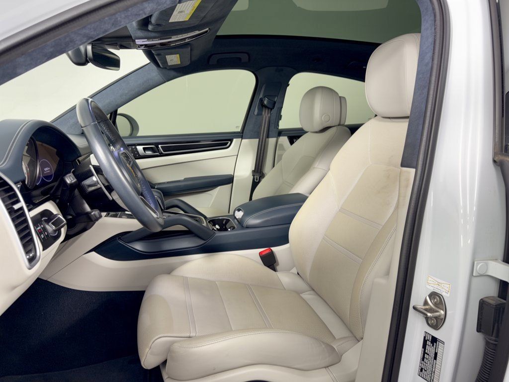 Used 2022 Porsche Cayenne GTS AWD/4WD image 5