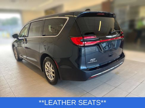 Used 2023 Chrysler Pacifica Touring-L FWD image 3