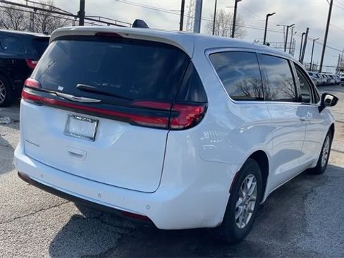 Used 2024 Chrysler Pacifica Touring-L image 6