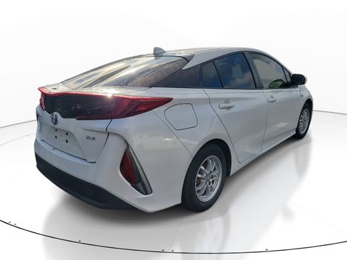 Used 2021 Toyota Prius Prime XLE image 5