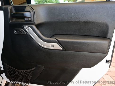 Used 2018 Jeep Wrangler Sahara w/ Connectivity Group AWD/4WD image 27
