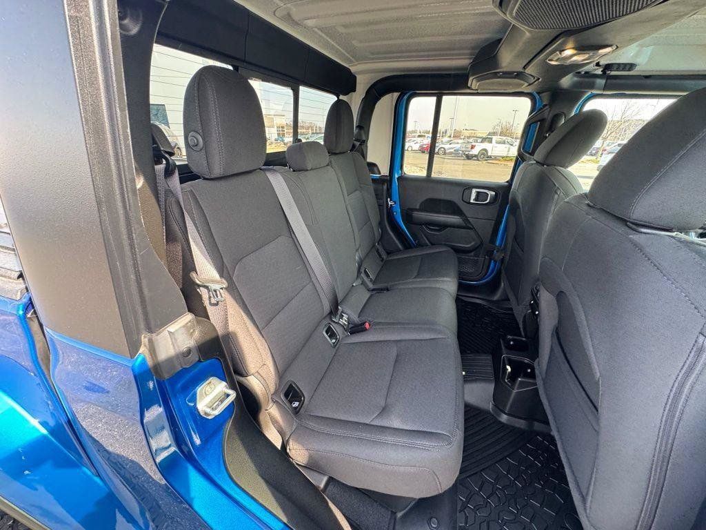 Used 2022 Jeep Gladiator Overland AWD/4WD image 13