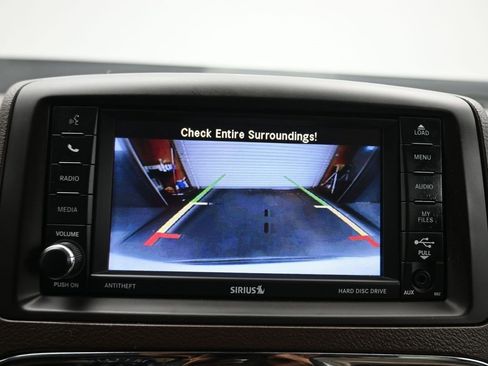 Used 2014 Chrysler Town & Country Touring image 17