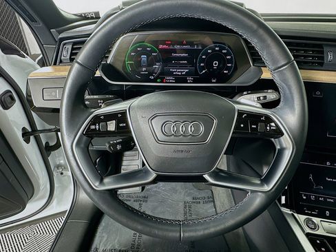 Used 2024 Audi Q8 e-tron Premium Plus w/ Premium Plus Package image 19