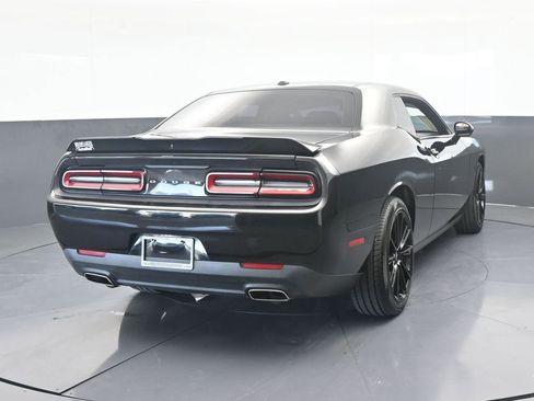 Used 2019 Dodge Challenger SXT image 5