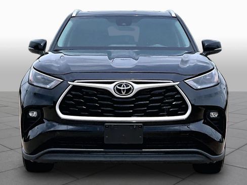 Used 2025 Toyota Highlander XLE FWD image 4