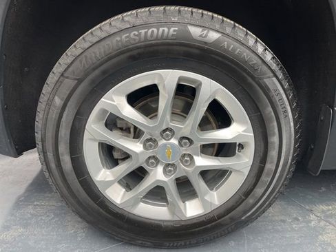 Used 2021 Chevrolet Traverse LT image 16