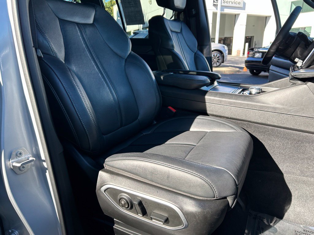 Used 2025 Jeep Wagoneer Series II w/ 8-Passenger Seating Package AWD/4WD image 42