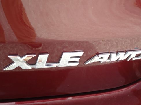 Used 2019 Toyota Highlander XLE AWD/4WD image 10