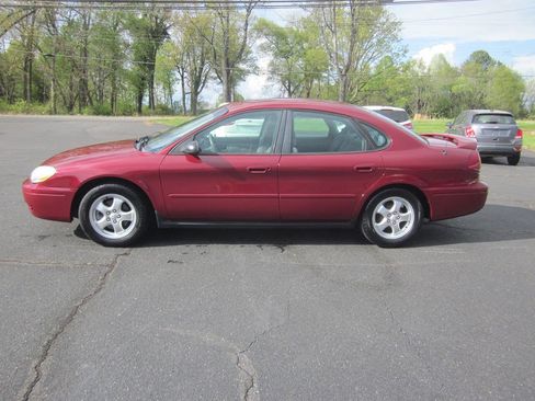 Used 2005 Ford Taurus SE image 1