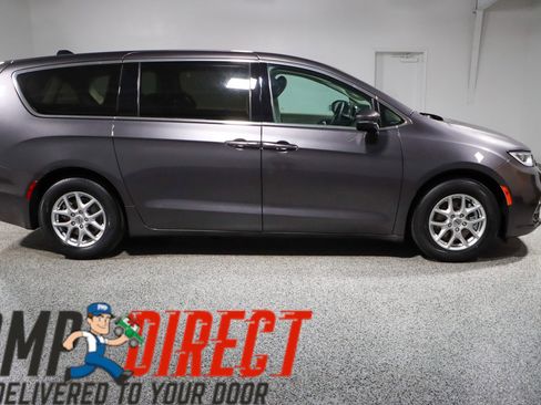 Used 2023 Chrysler Pacifica Touring-L image 6