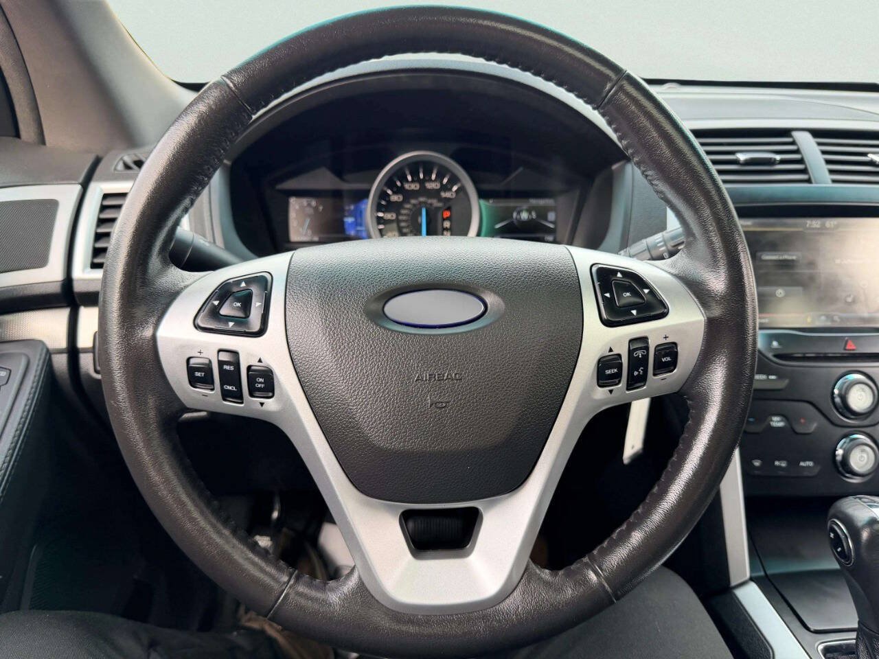 Used 2015 Ford Explorer XLT w/ Equipment Group 202A AWD/4WD image 32
