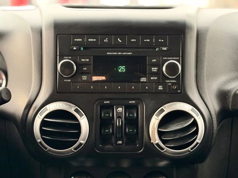 Used 2015 Jeep Wrangler Unlimited Sahara w/ Connectivity Group image 37