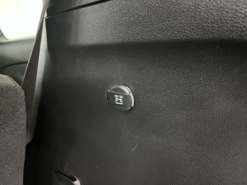 Used 2023 Chrysler Pacifica Touring FWD image 29