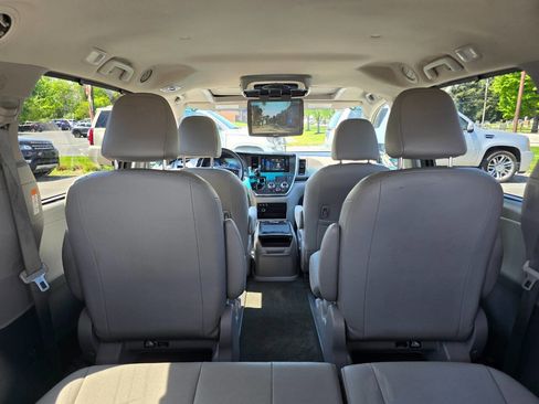Used 2015 Toyota Sienna XLE w/ XLE Navigation Package image 31