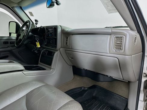 Used 2006 Chevrolet Silverado 2500 LT w/ Heavy-Duty Power Package image 28