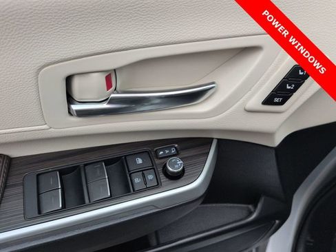 Used 2024 Toyota Sienna Platinum image 23