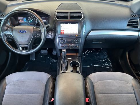 Used 2017 Ford Explorer XLT w/ Equipment Group 202A FWD image 3