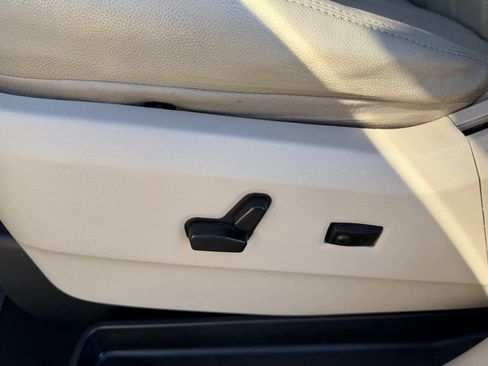 Used 2013 Chrysler Town & Country Touring-L w/ Driver Convenience Group image 20