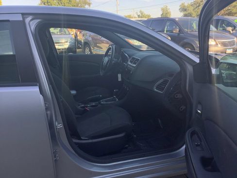 Used 2013 Dodge Avenger SE FWD image 11