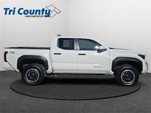 Used 2024 Toyota Tacoma TRD Off-Road image 9