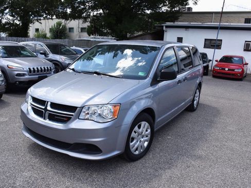 Used 2019 Dodge Grand Caravan SE image 2