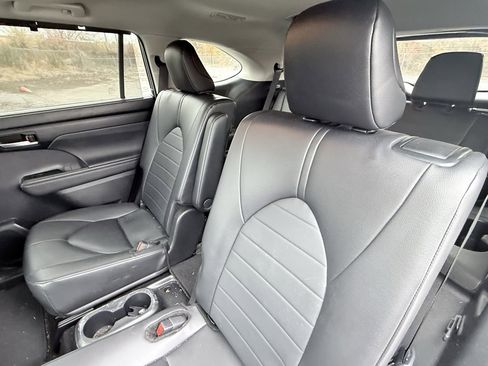 Used 2024 Toyota Highlander XLE image 31