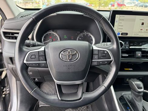 Used 2023 Toyota Highlander XLE AWD/4WD image 25