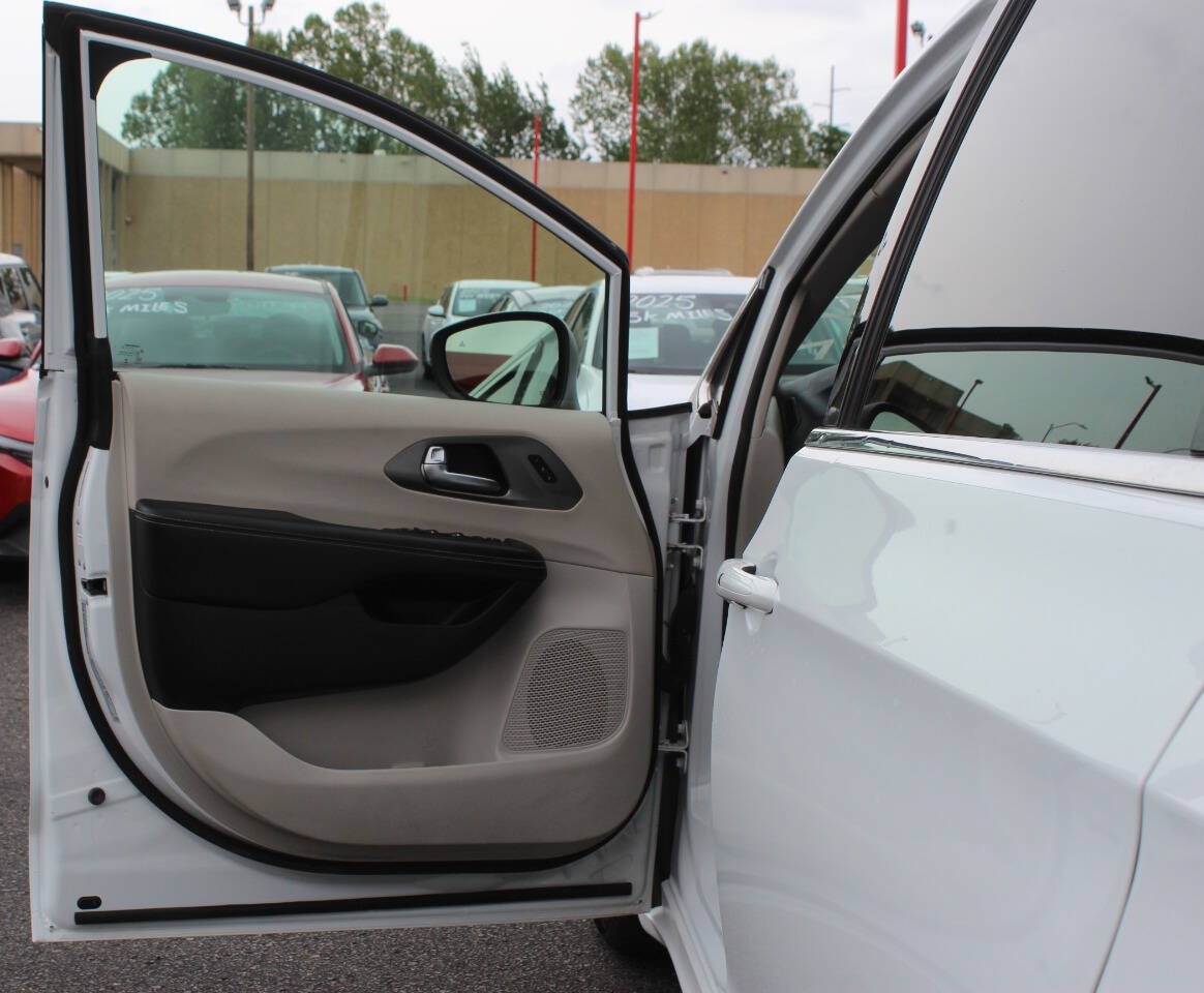 Used 2023 Chrysler Pacifica Touring-L FWD image 18