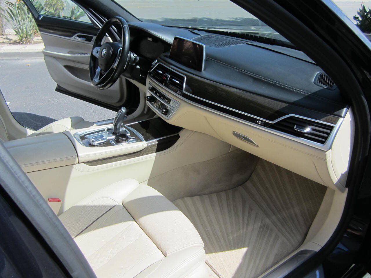 Used 2020 BMW 740i w/ Premium Package RWD image 25