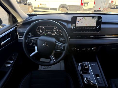 Used 2023 Mitsubishi Outlander SE image 16