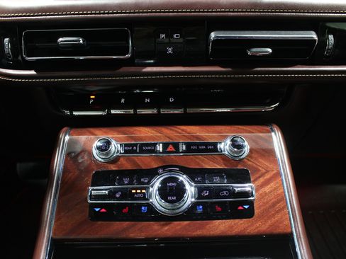 Used 2021 Lincoln Aviator Black Label w/ Class IV Trailer Tow Package image 17