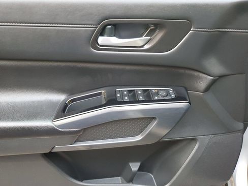 Used 2025 Nissan Pathfinder SL FWD image 16