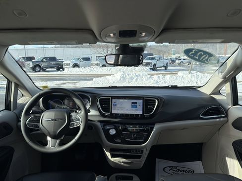 Used 2023 Chrysler Pacifica Touring-L image 13