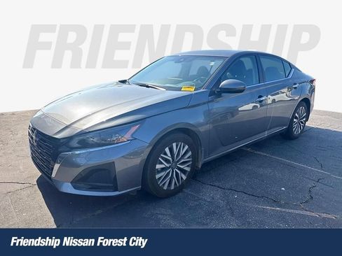 Used 2024 Nissan Altima 2.5 SV w/ SV Premium Package FWD image 1