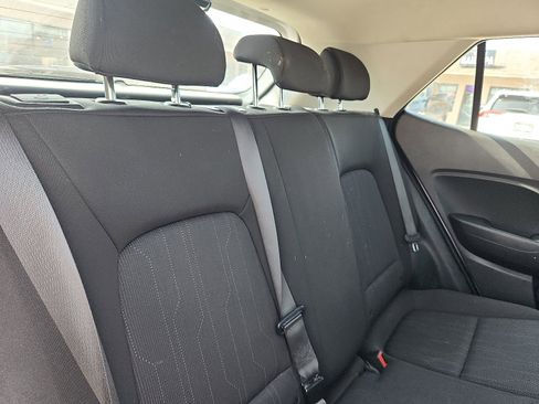 Used 2022 Hyundai Venue SE image 24