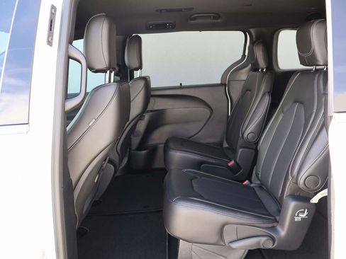 New 2026 Chrysler Pacifica Select FWD image 10