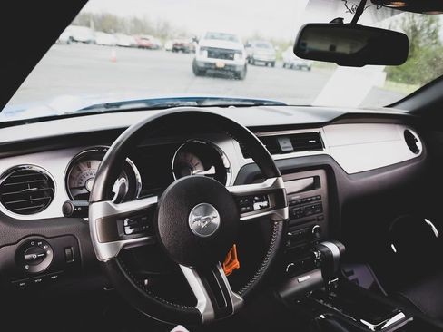 Used 2010 Ford Mustang Coupe RWD image 2