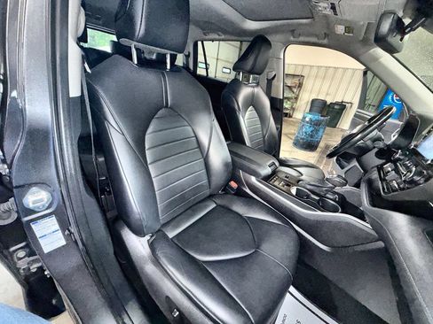 Used 2021 Toyota Highlander XLE AWD/4WD image 26